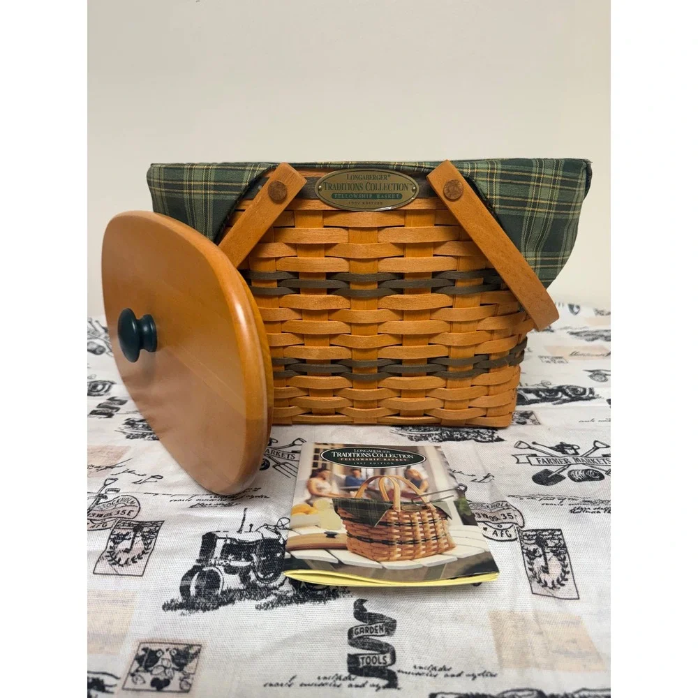 Longaberger Traditions Collection Fellowship Basket 1997 Edition Plaid Liner Lid